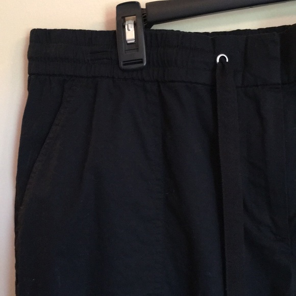 Sophisticated and elegant black cotton capris by Jones New York! - Picture 3 of 16